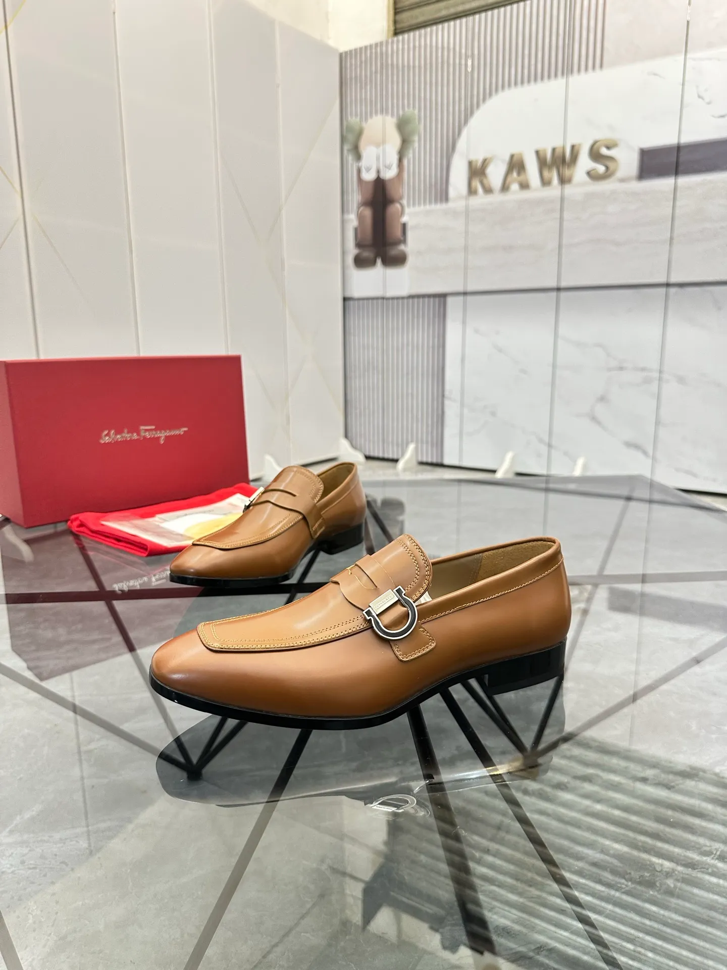 Men's shoes: 💰P640¥ High-end quality Product trademark: Ferragamo* "Ferragamo*" leather shoes Regular size: 38-44 (can be customized to 45.46.) Product materials: imported first-layer cowhide leather upper, cowhide lining, original outsole. Number: 688